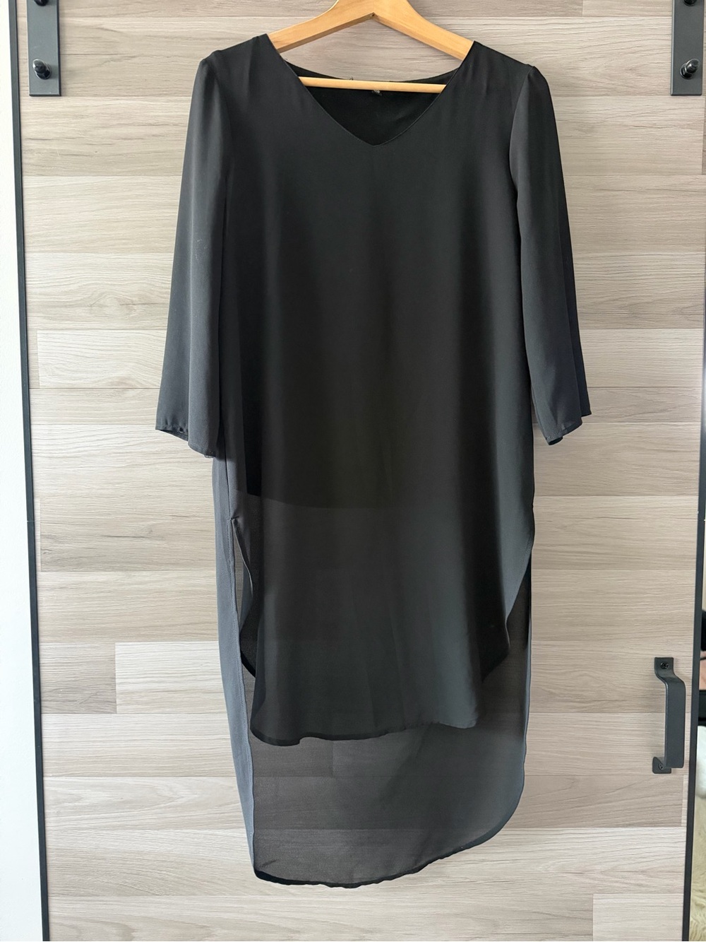 Carre Noir Black Chiffon High-Low V-Neck Long Sleeve Tunic
Dress Size M